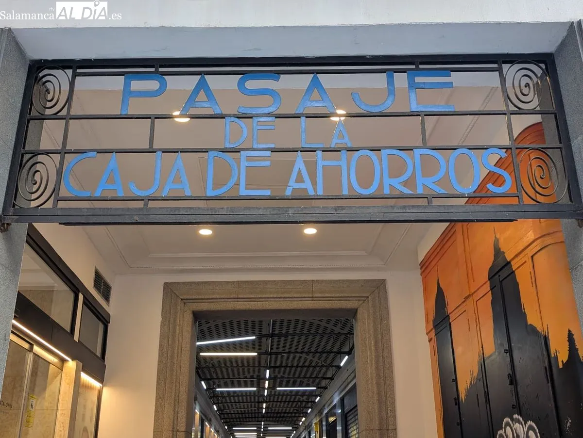 Rótulo de la Caja de Ahorros en el dintel de acceso al Pasaje de la Caja de Ahorros desde la calle Espoz y Mina. Foto: David Sañudo