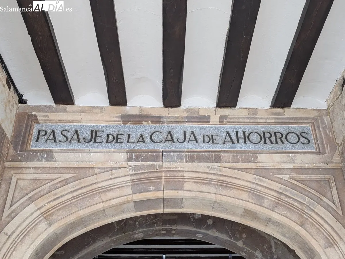 Rótulo de la Caja de Ahorros en el Arco del Pasaje del Pabellón de Petrineros. Foto: David Sañudo