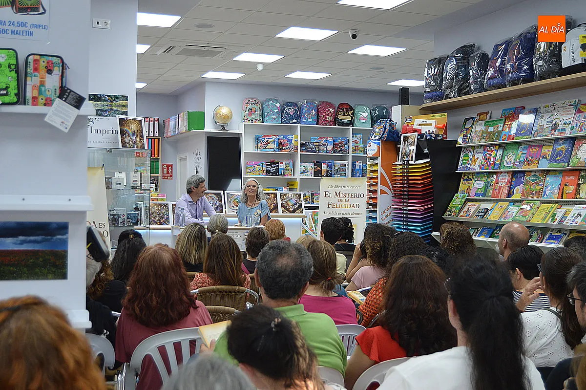 Foto 3 - Juan Manuel Garc&iacute;a presenta al p&uacute;blico de Ciudad Rodrigo El misterio de la felicidad. La salida es hacia dentro