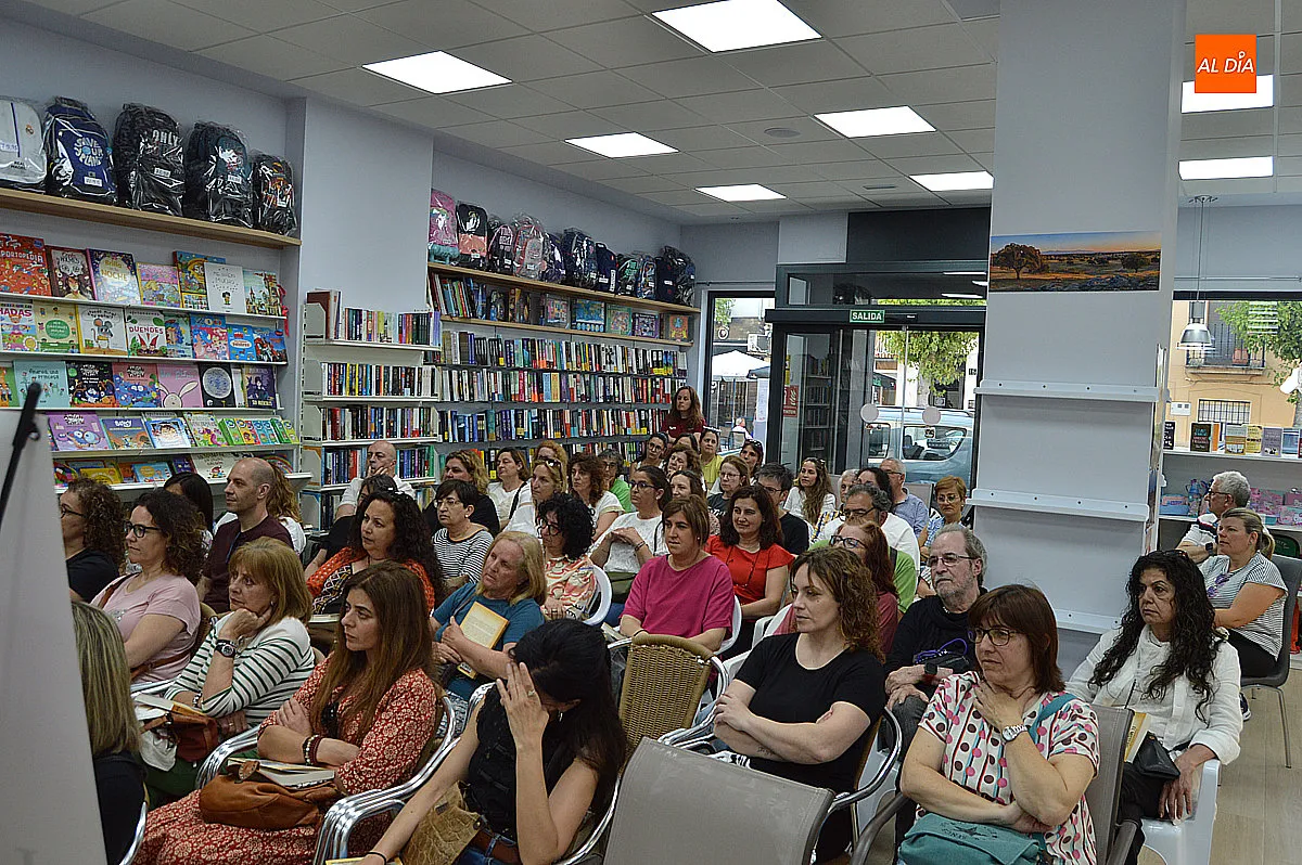 Foto 2 - Juan Manuel Garc&iacute;a presenta al p&uacute;blico de Ciudad Rodrigo El misterio de la felicidad. La salida es hacia dentro