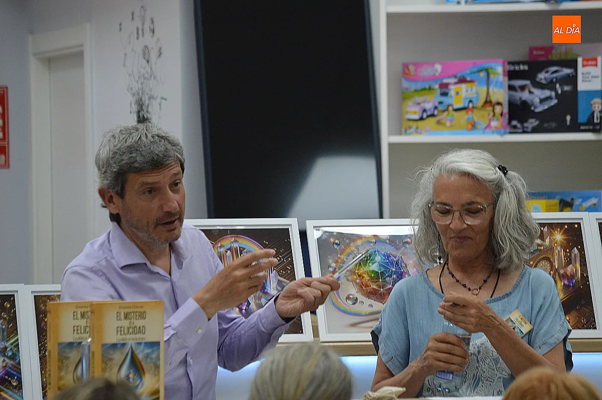 Juanma presenta su libro El misterio de la felicidad