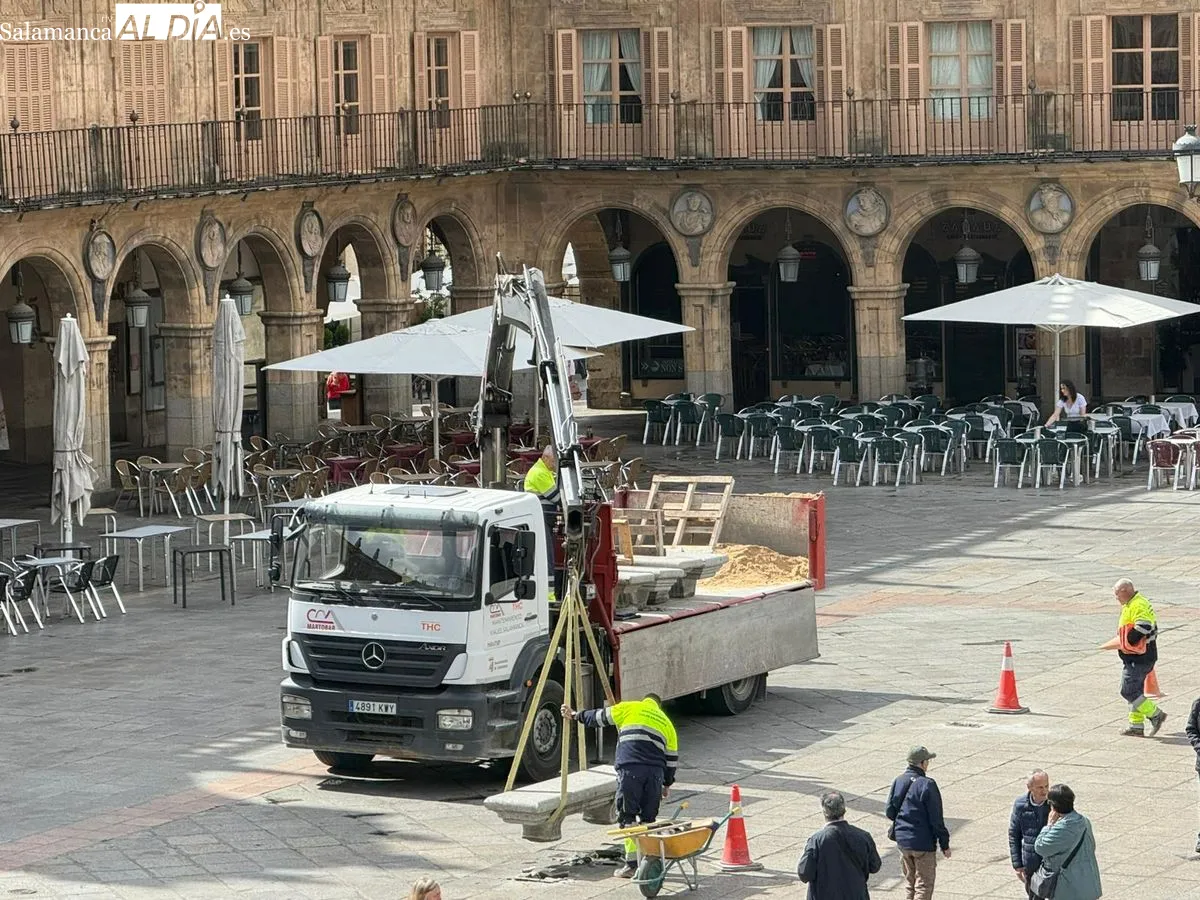 Operarios retiran los bancos de la Plaza Mayor este lunes. Foto de Toni Sánchez