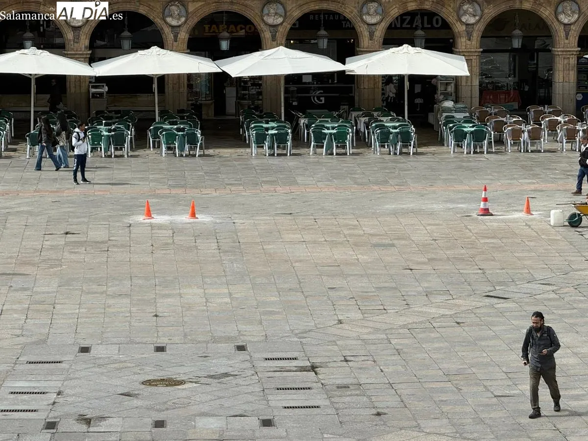 Operarios retiran los bancos de la Plaza Mayor este lunes. Foto de Toni Sánchez