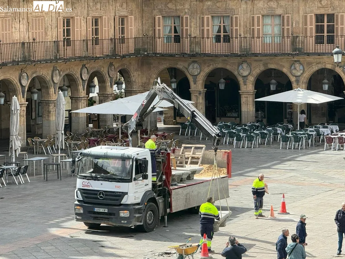 Operarios retiran los bancos de la Plaza Mayor este lunes. Foto de Toni Sánchez