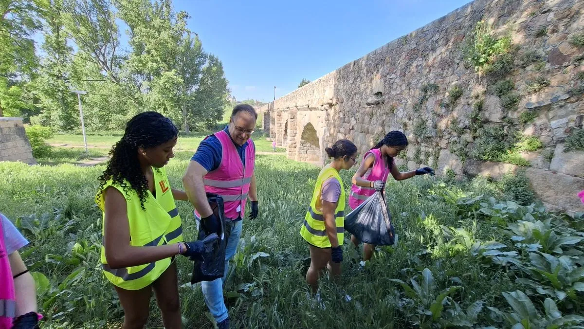 Estudiantes del Lucía de Medrano se unen al voluntariado ambiental junto al Puente Romano