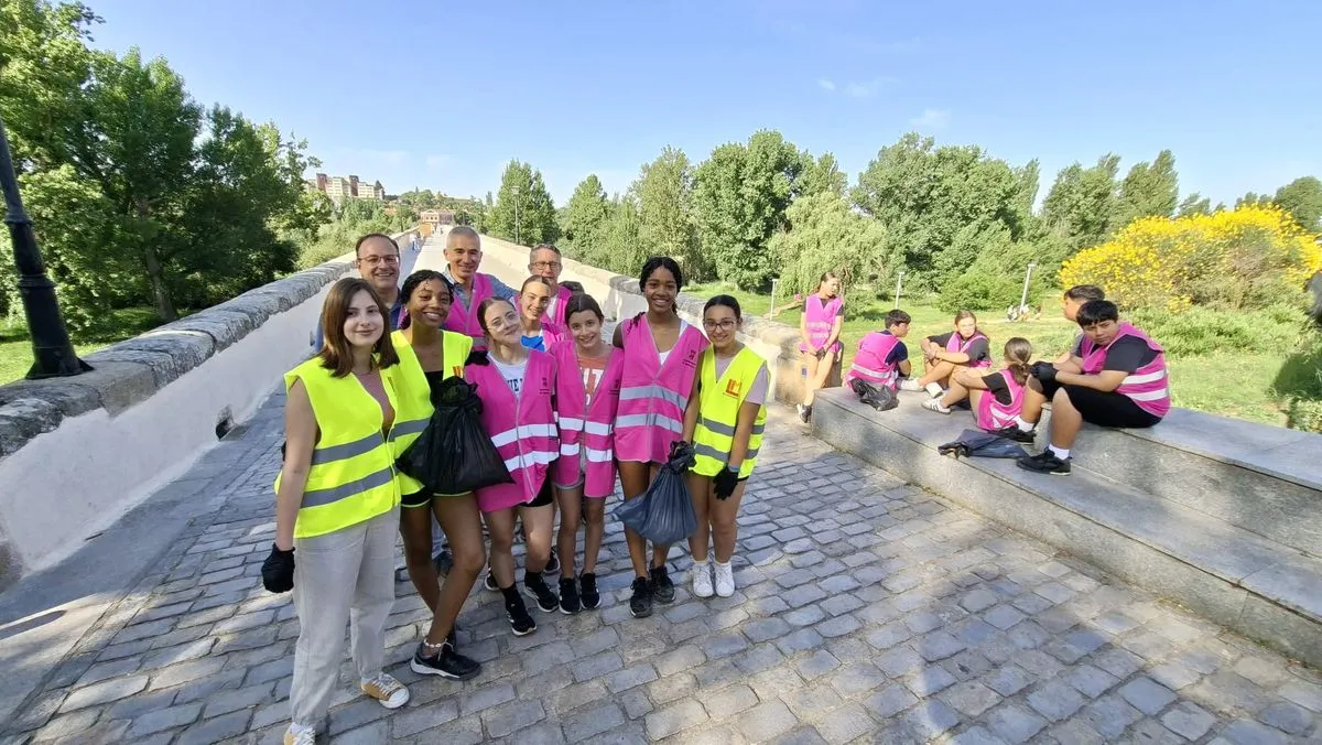 Estudiantes del Lucía de Medrano se unen al voluntariado ambiental junto al Puente Romano