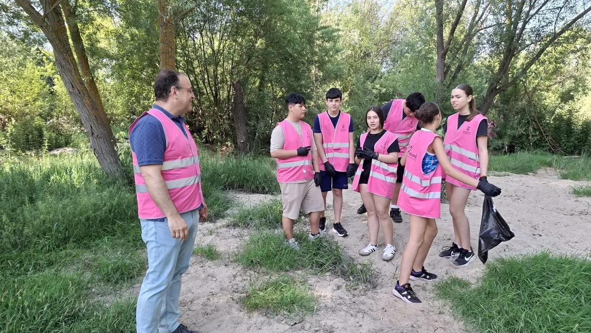 Estudiantes del Lucía de Medrano se unen al voluntariado ambiental junto al Puente Romano