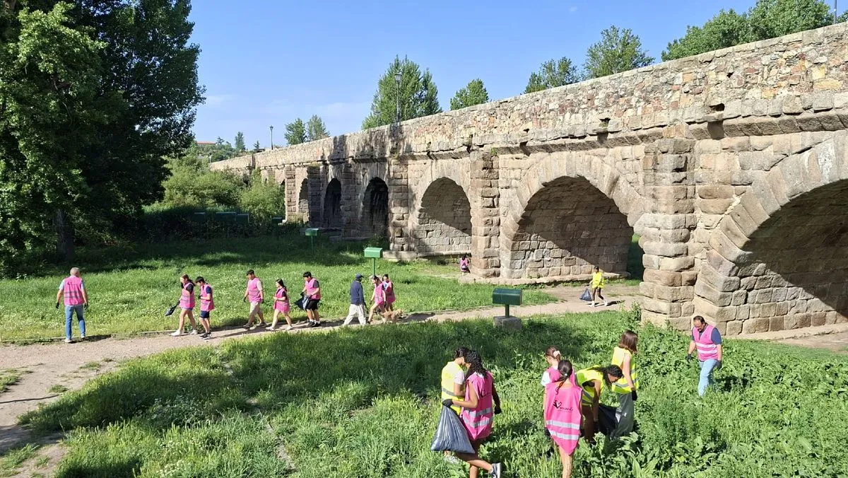 Estudiantes del Lucía de Medrano se unen al voluntariado ambiental junto al Puente Romano
