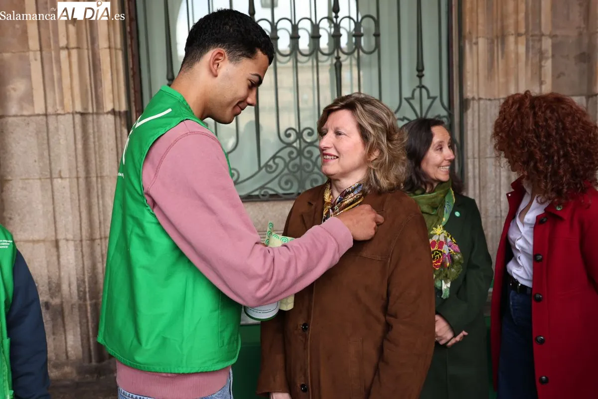 La Asociación Española Contra el Cáncer (AECC) celebra su tradicional jornada de recaudación en Salamanca con 25 mesas petitorias distribuidas por la ciudad. Foto de David Sañudo