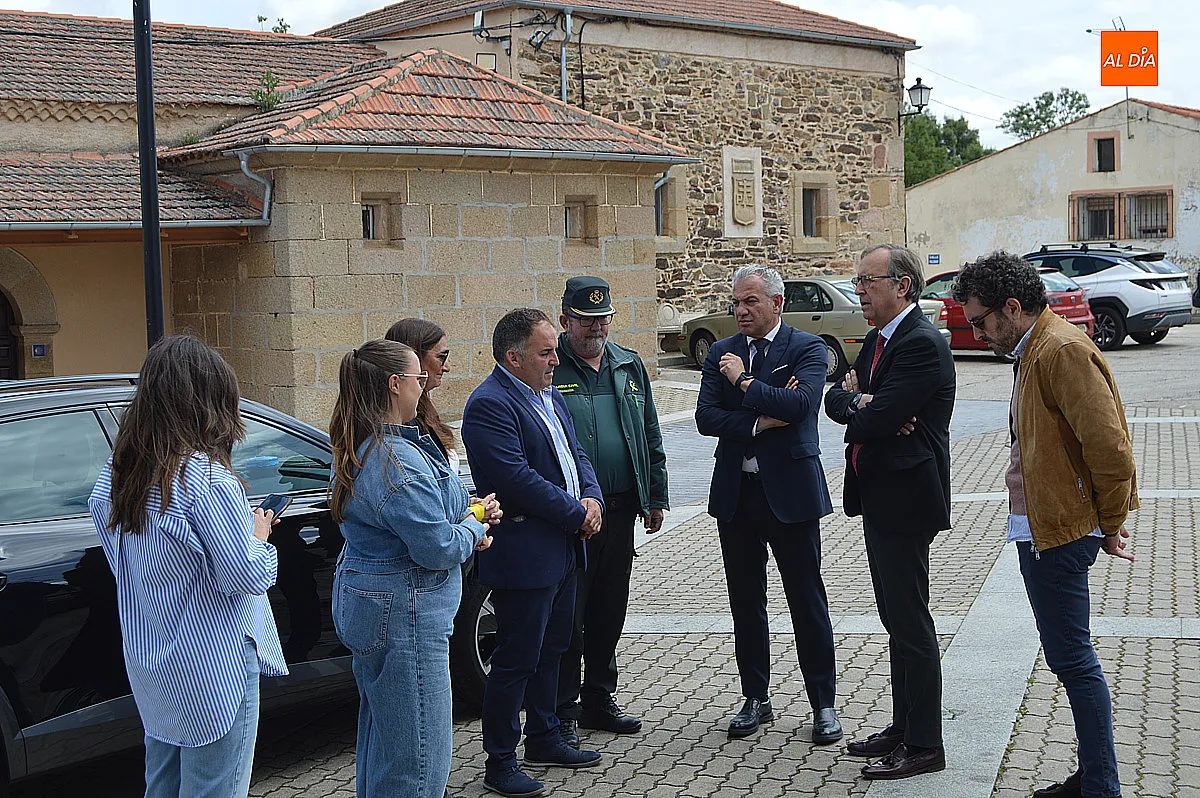 Visita institucional a las excavaciones y el aula de interpretación de la Villa Romana 