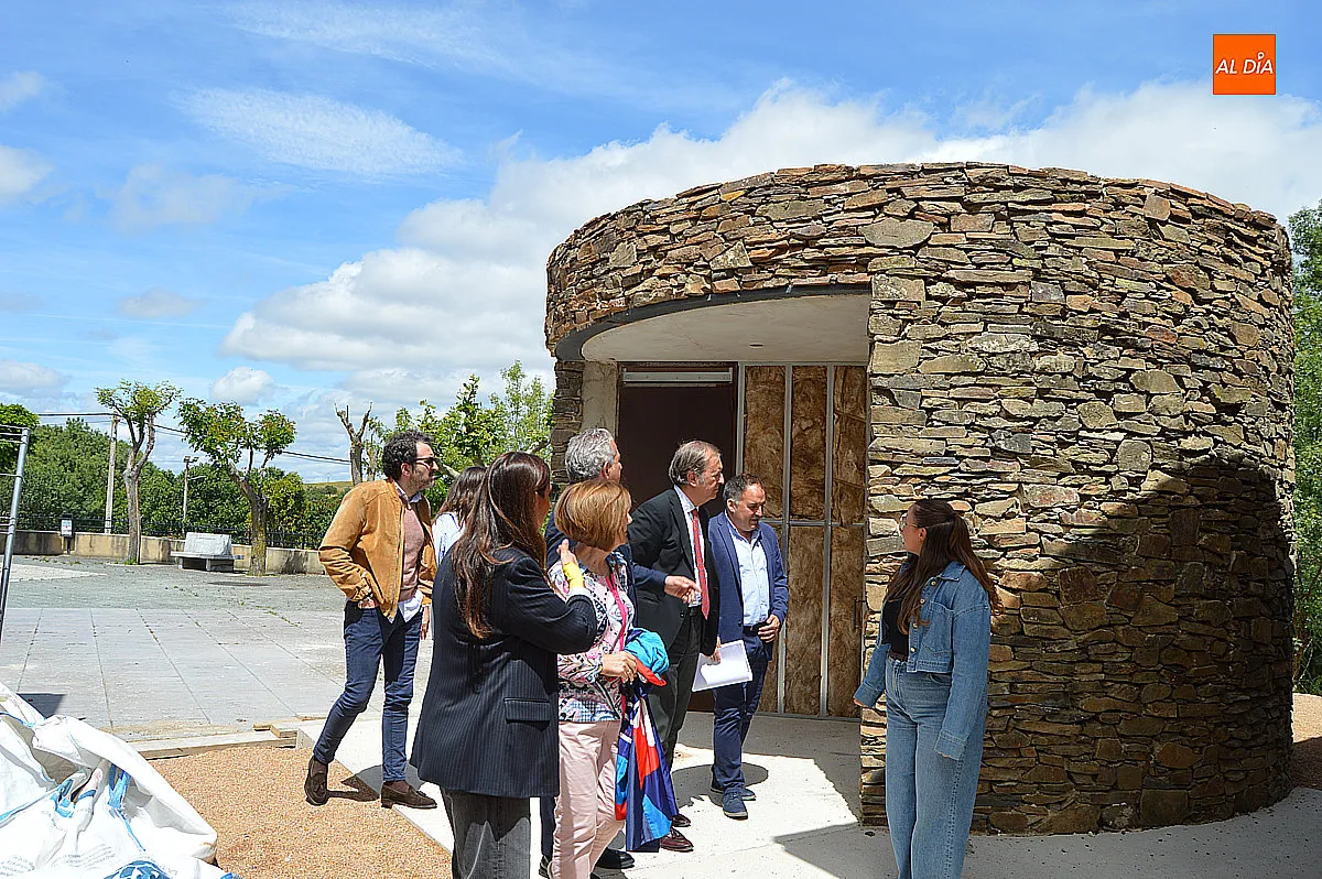 Visita institucional a las excavaciones y el aula de interpretación de la Villa Romana 