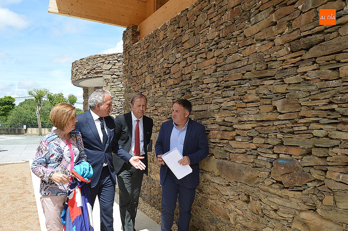 Visita institucional a las excavaciones y el aula de interpretación de la Villa Romana 
