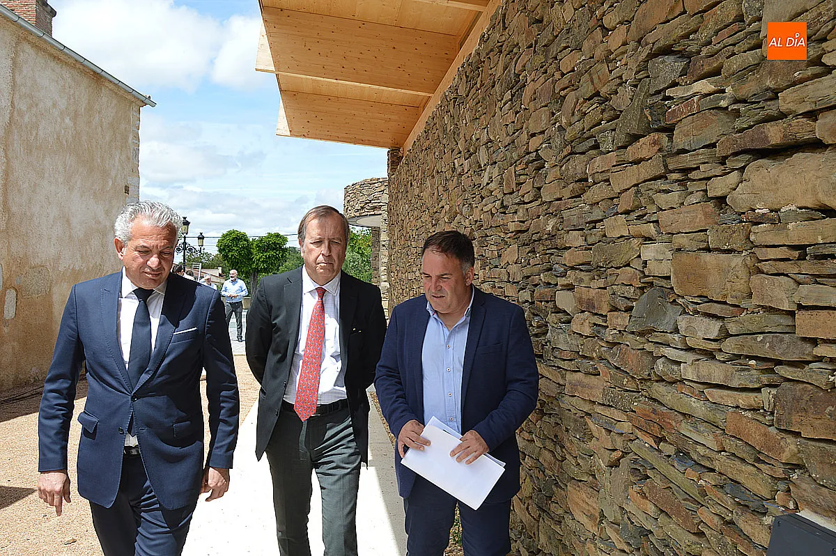 Visita institucional a las excavaciones y el aula de interpretación de la Villa Romana 