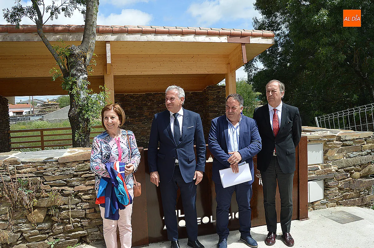 Visita institucional a las excavaciones y el aula de interpretación de la Villa Romana 