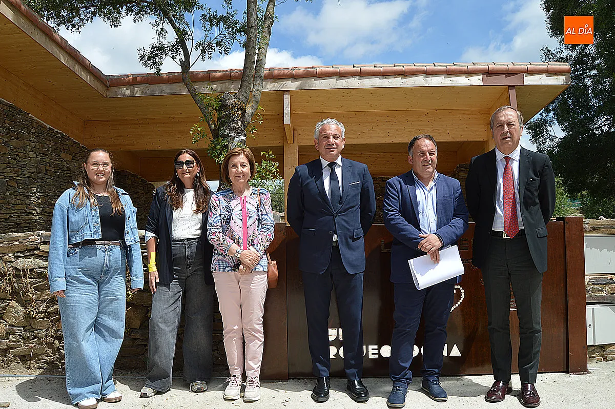 Visita institucional a las excavaciones y el aula de interpretación de la Villa Romana 