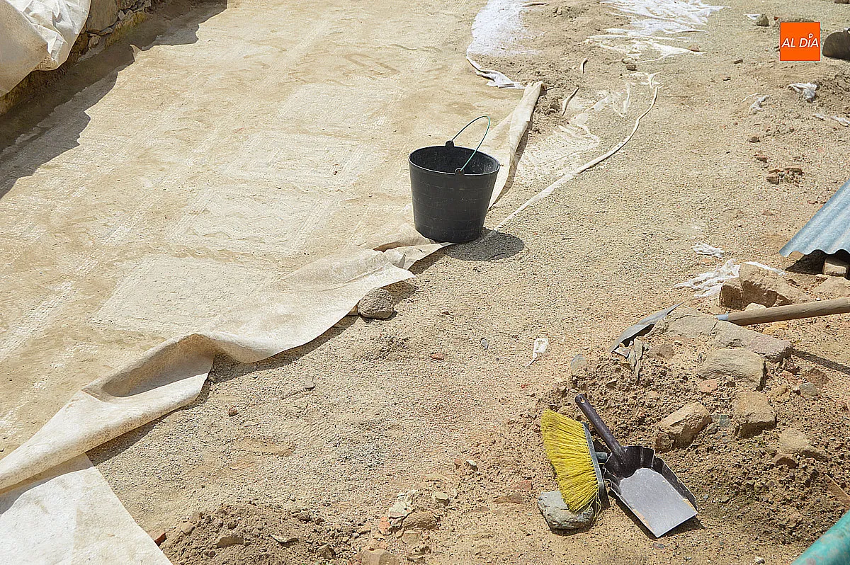 Visita institucional a las excavaciones y el aula de interpretación de la Villa Romana 