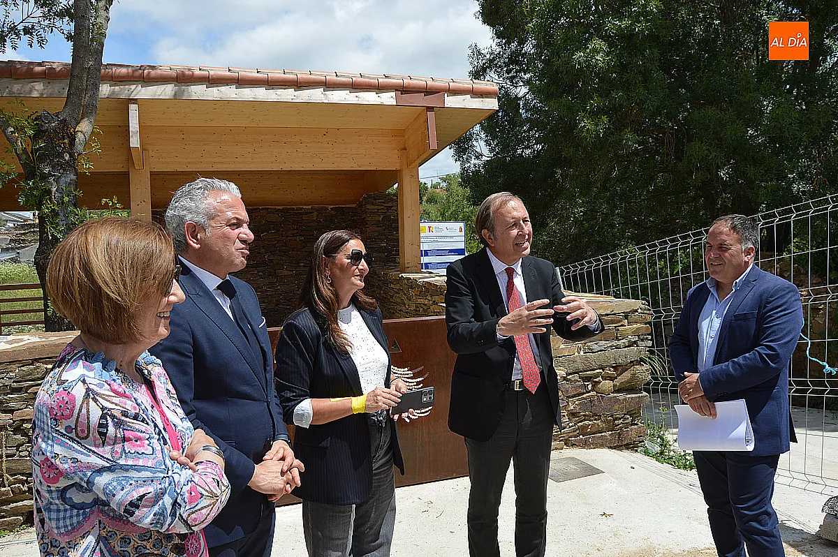 Visita institucional a las excavaciones y el aula de interpretación de la Villa Romana 