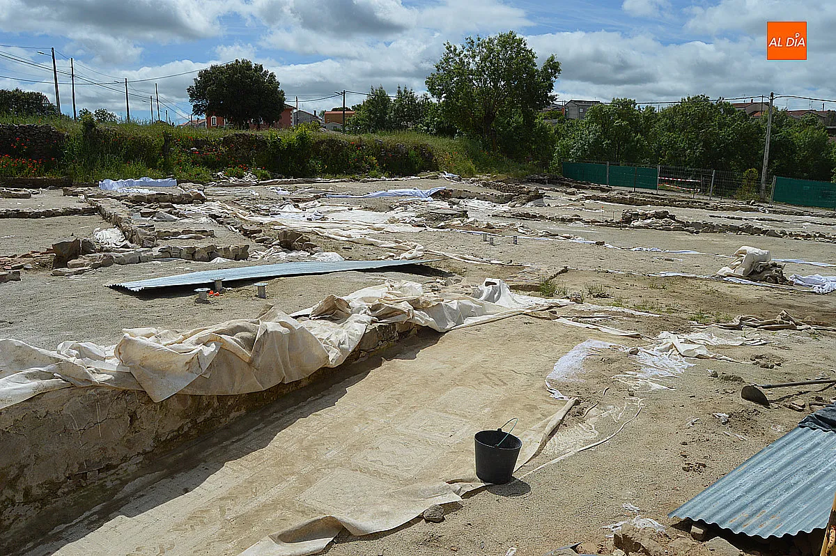 Visita institucional a las excavaciones y el aula de interpretación de la Villa Romana 