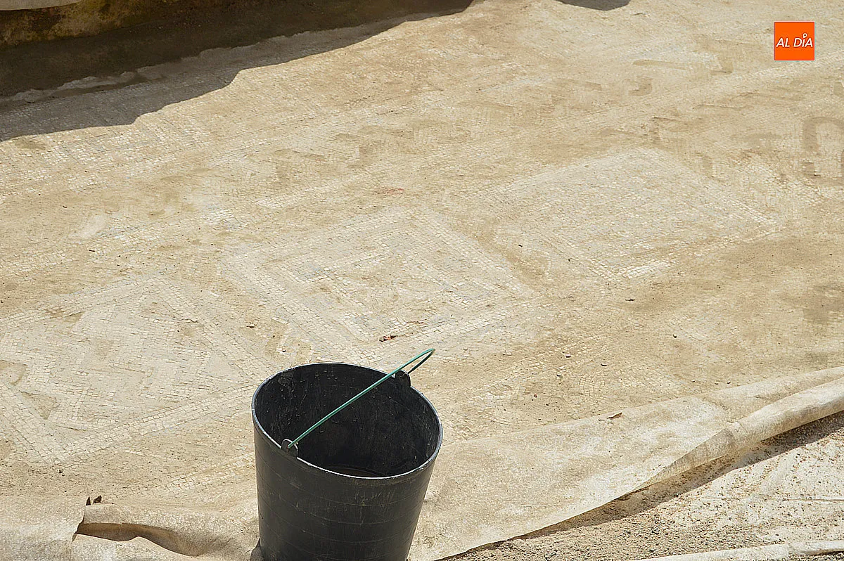 Visita institucional a las excavaciones y el aula de interpretación de la Villa Romana 