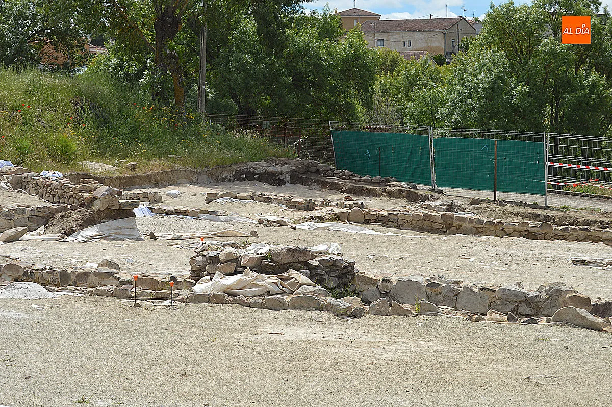 Visita institucional a las excavaciones y el aula de interpretación de la Villa Romana 