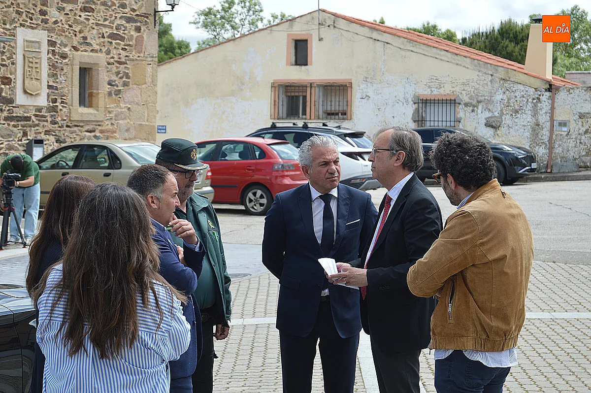Visita institucional a las excavaciones y el aula de interpretación de la Villa Romana 