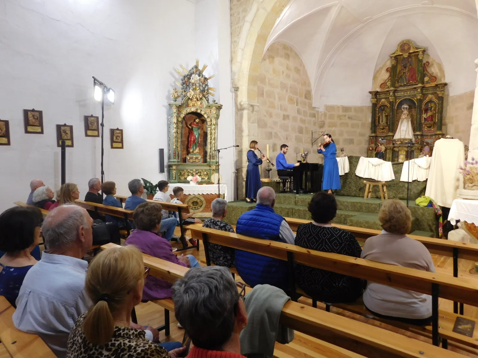 Foto 2 - Villagonzalo de Tormes ovaciona la obra 'Juan, el esp&iacute;ritu del amor' de Denis Rafter
