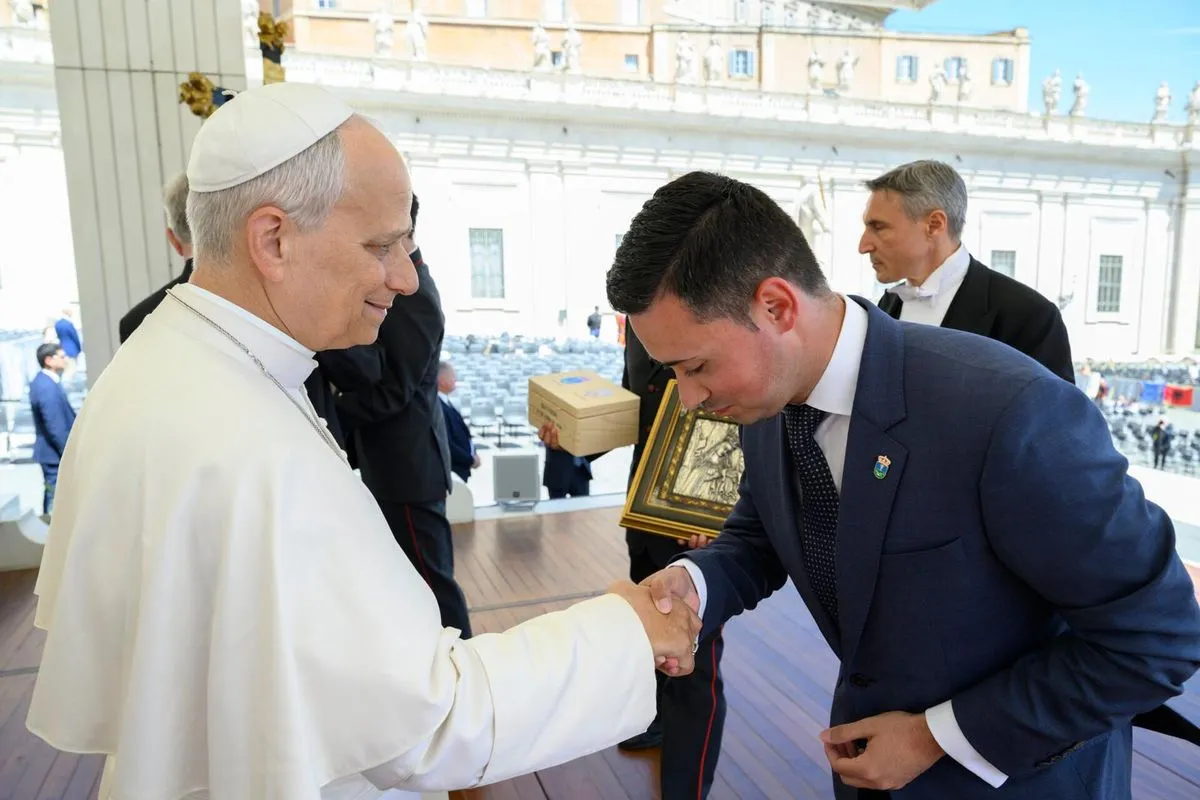 Foto 5 - El Ayuntamiento de La Vell&eacute;s participa en una audiencia con Su Santidad el Papa Le&oacute;n XIV en el Vaticano (Fotos)