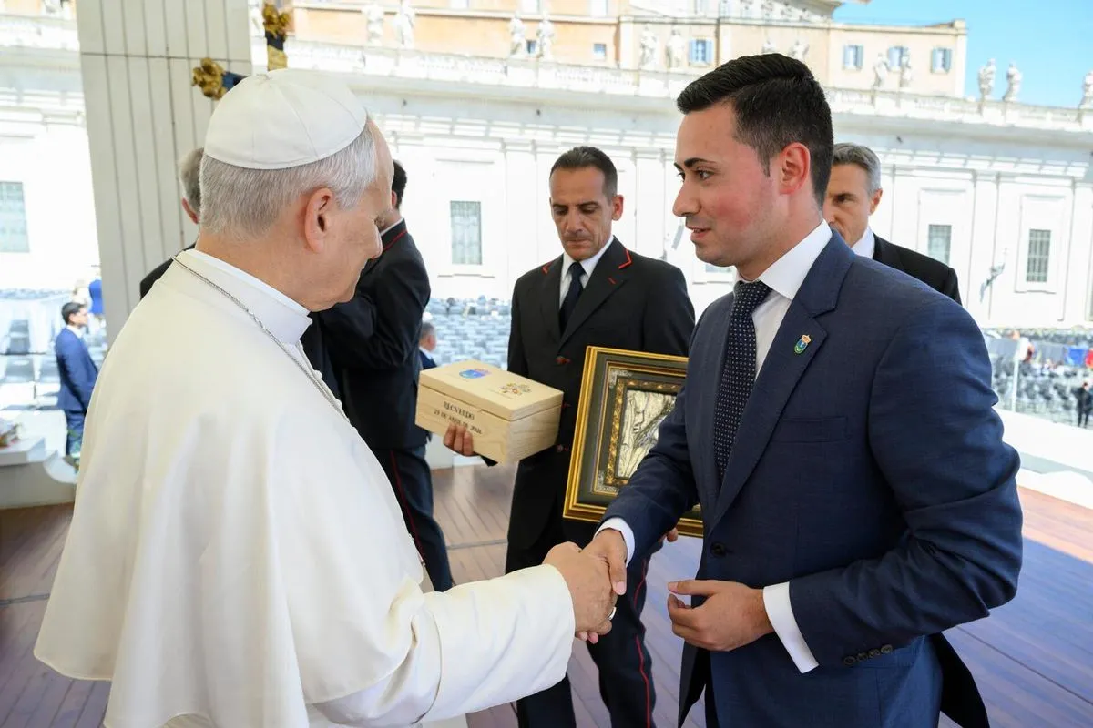 Foto 6 - El Ayuntamiento de La Vell&eacute;s participa en una audiencia con Su Santidad el Papa Le&oacute;n XIV en el Vaticano (Fotos)