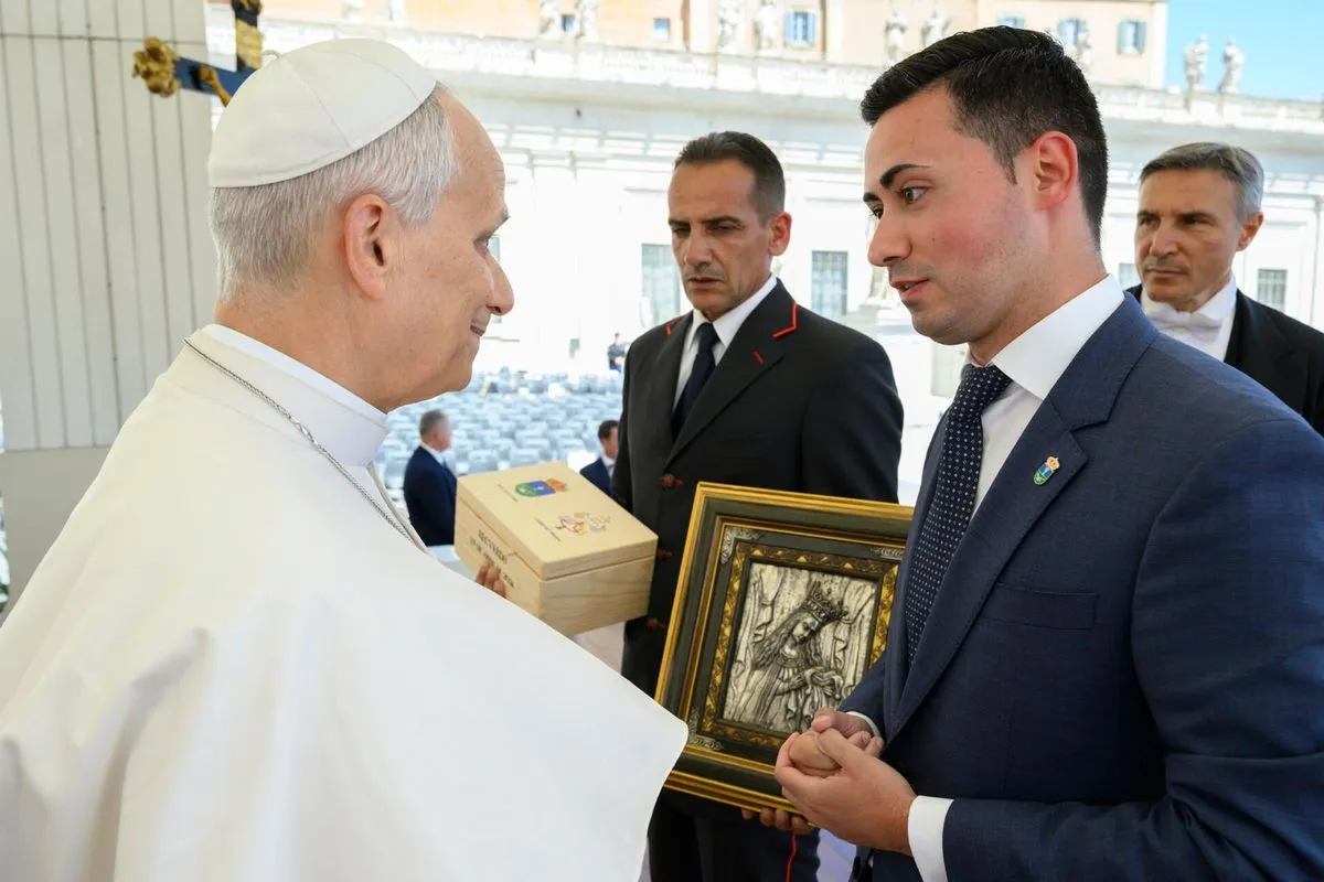 Foto 7 - El Ayuntamiento de La Vell&eacute;s participa en una audiencia con Su Santidad el Papa Le&oacute;n XIV en el Vaticano (Fotos)