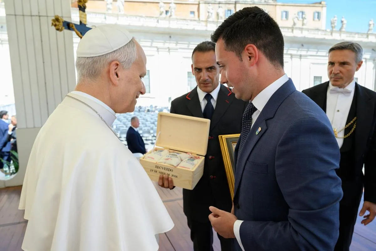 Foto 8 - El Ayuntamiento de La Vell&eacute;s participa en una audiencia con Su Santidad el Papa Le&oacute;n XIV en el Vaticano (Fotos)