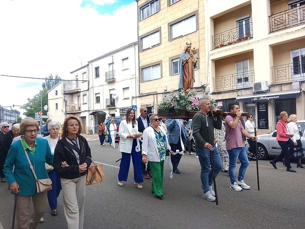 Foto 5 - La Virgen de los Remedios procesiona en San Crist&oacute;bal  