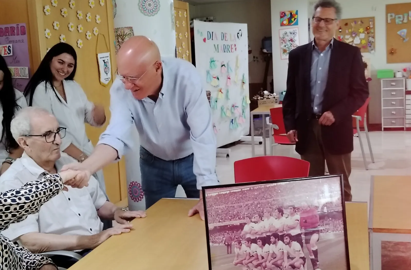 LaLiga y los Veteranos de la UDS llevan el fútbol y los recuerdos a la residencia La Vega