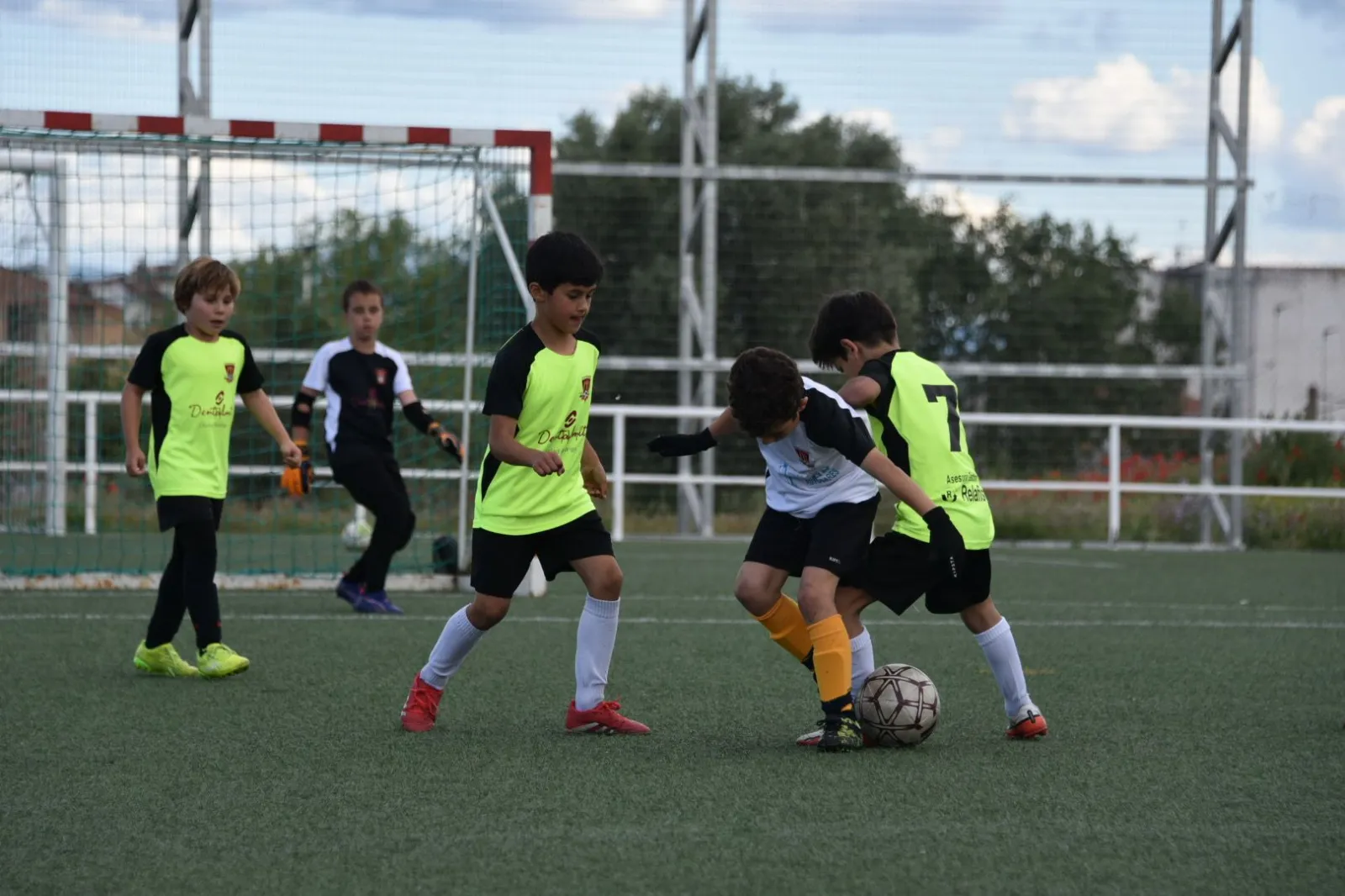 Foto 11 - Magosan lidera la nueva jornada de la III Liga Comarcal mirobrigense con un doblete de victorias