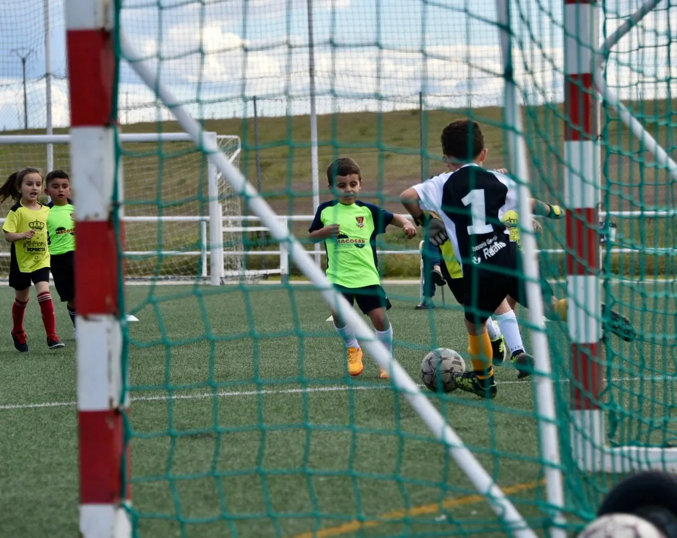 Foto 3 - Magosan lidera la nueva jornada de la III Liga Comarcal mirobrigense con un doblete de victorias