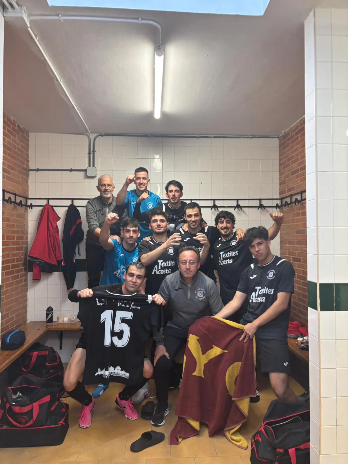 Foto 2 - Doble celebraci&oacute;n en el CD III Columnas con el Cadete y el Senior de Tercera Divisi&oacute;n