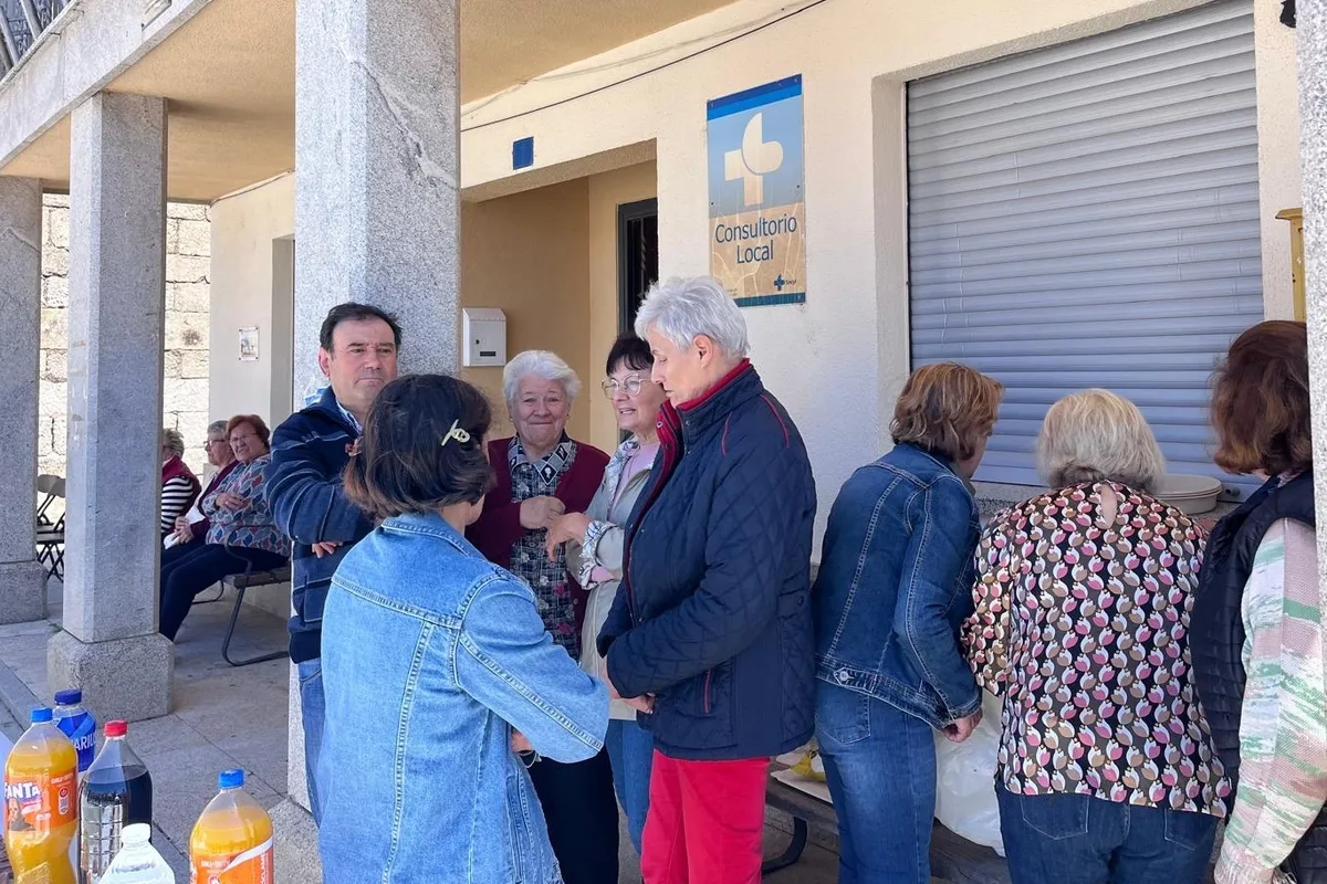 Foto 2 - Los vecinos de Valderrodrigo homenajean a su m&eacute;dico por su jubilaci&oacute;n