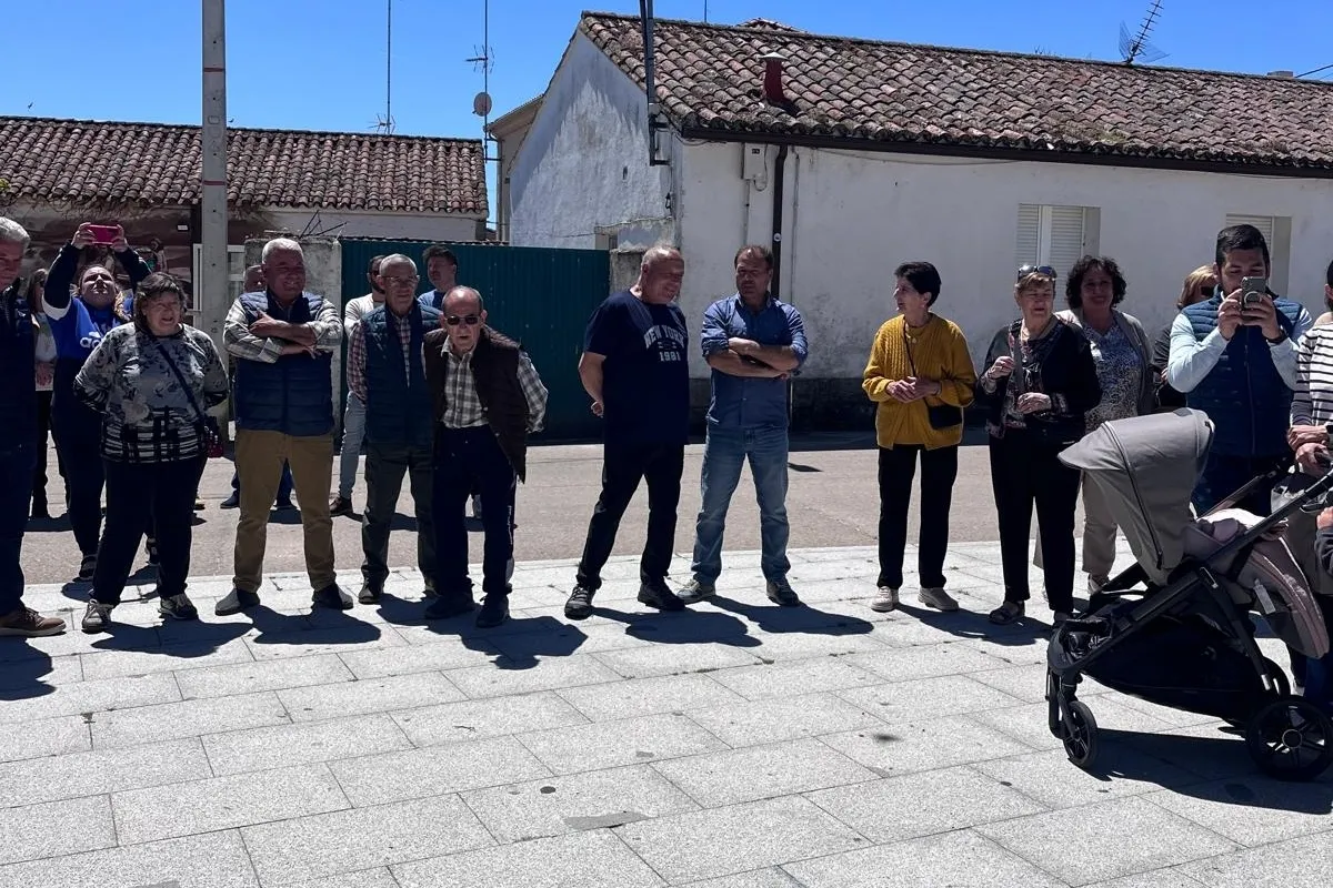Foto 4 - Los vecinos de Valderrodrigo homenajean a su m&eacute;dico por su jubilaci&oacute;n