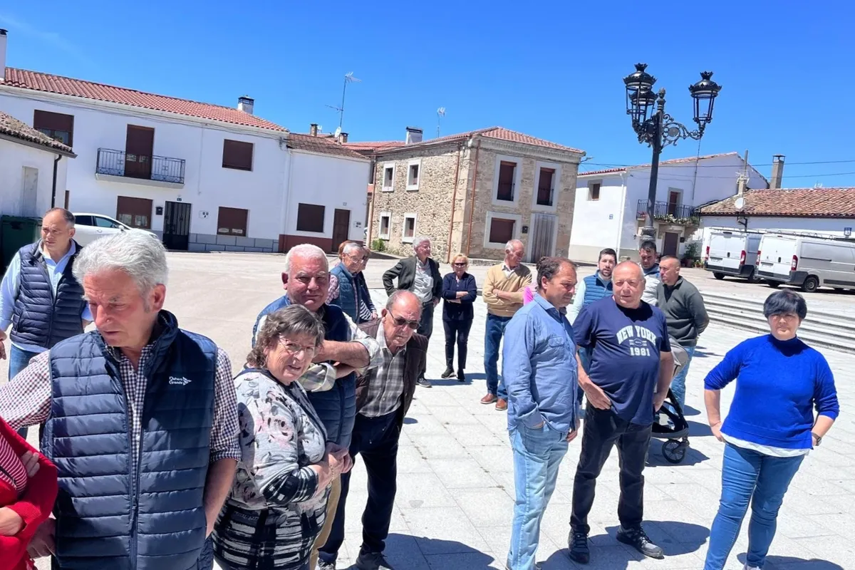 Foto 3 - Los vecinos de Valderrodrigo homenajean a su m&eacute;dico por su jubilaci&oacute;n