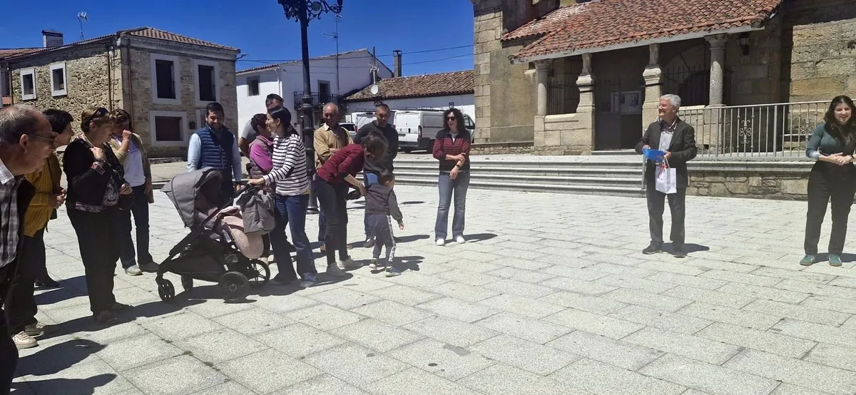 Foto 6 - Los vecinos de Valderrodrigo homenajean a su m&eacute;dico por su jubilaci&oacute;n