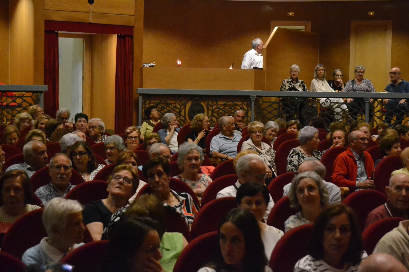 Foto 3 - La Universidad de la Experiencia llena  el Teatro Nuevo con la representaci&oacute;n de &lsquo;Los Caciques&rsquo;