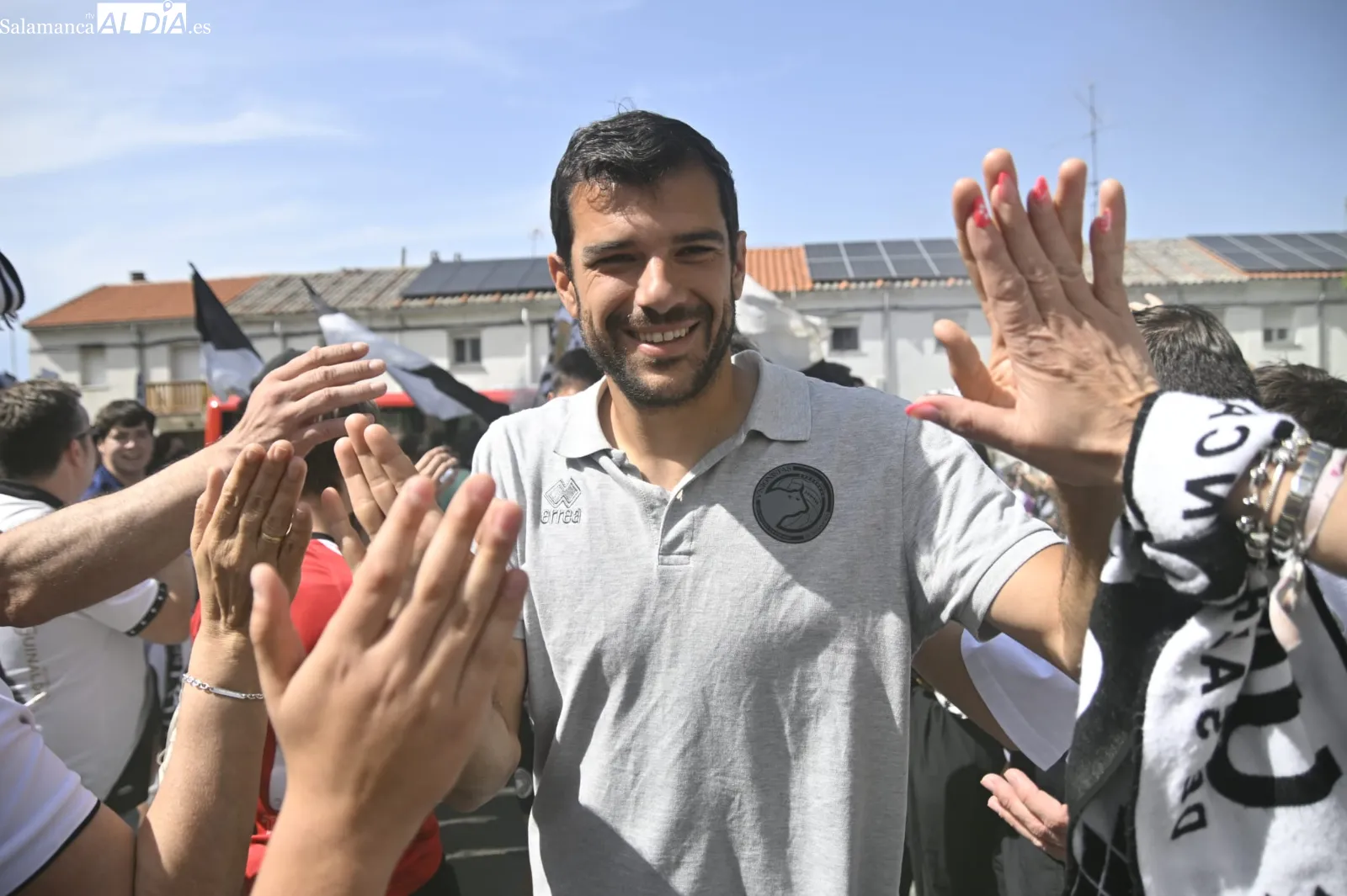 FOTOS | Ambientazo en el recibimiento al bus de Unionistas en busca de la Copa del Rey