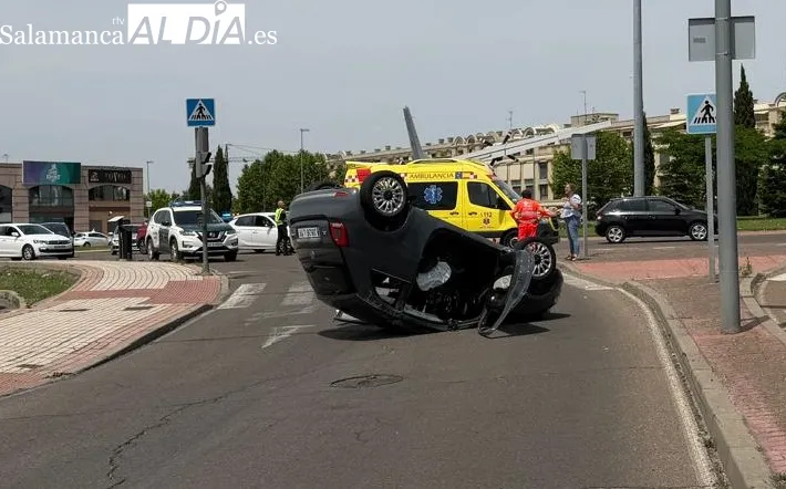 FOTOS | Herido un joven de unos 20 años tras el vuelco de un turismo en Santa Marta, junto a la rotonda del avión
