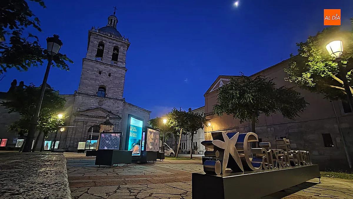 Foto 5 - Preparativos listos para la exposici&oacute;n 'Colores del mundo' de la Fundaci&oacute;n "la Caixa"