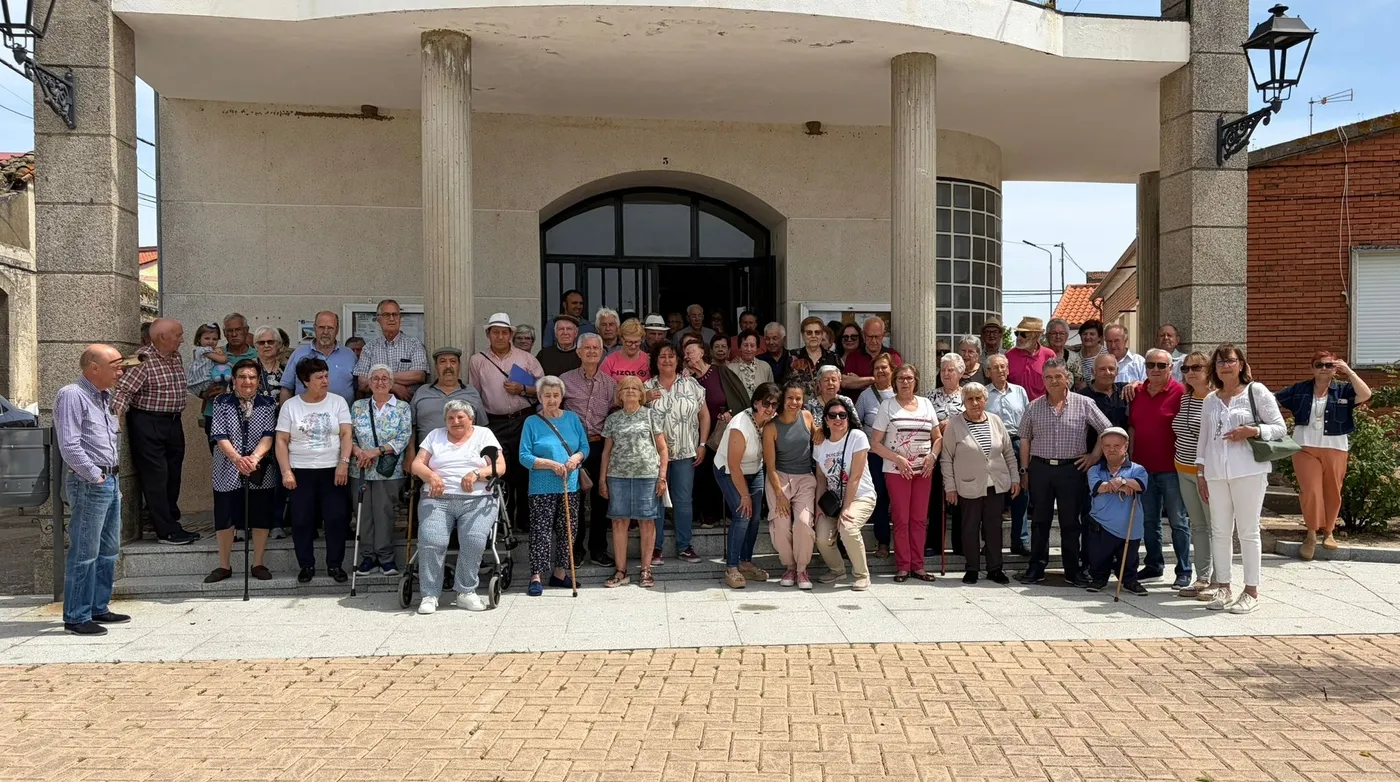 Encinasola de los Comendadores rinde homenaje a su médico, José Montero, y a su enfermera, Carmen Díez