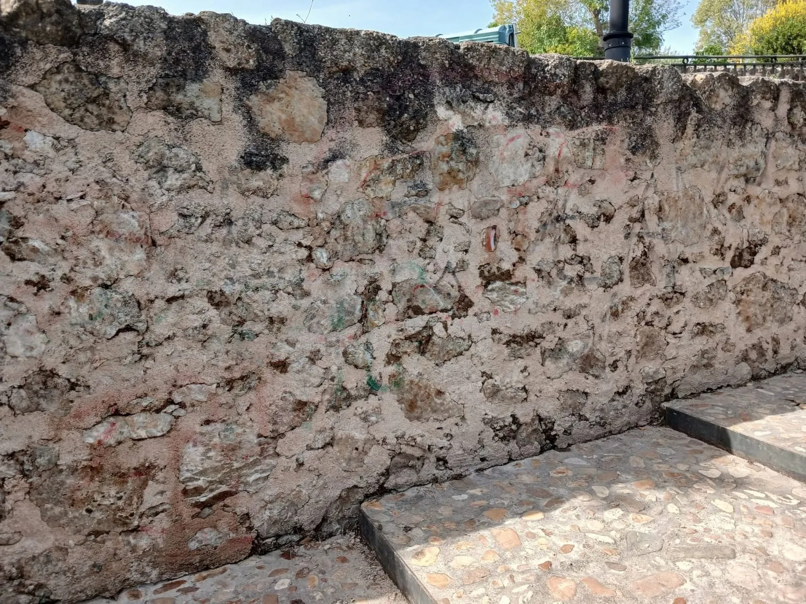 Foto 2 - Urbaser retira las pintadas vand&aacute;licas en el paraje de Los Ca&ntilde;itos 