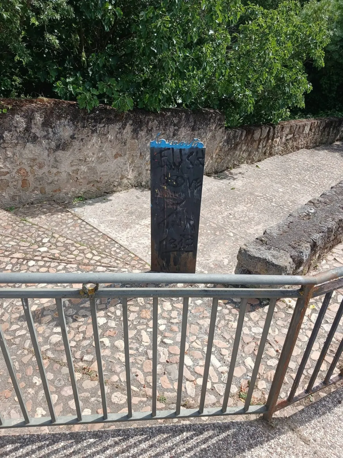 Foto 3 - Urbaser retira las pintadas vand&aacute;licas en el paraje de Los Ca&ntilde;itos 