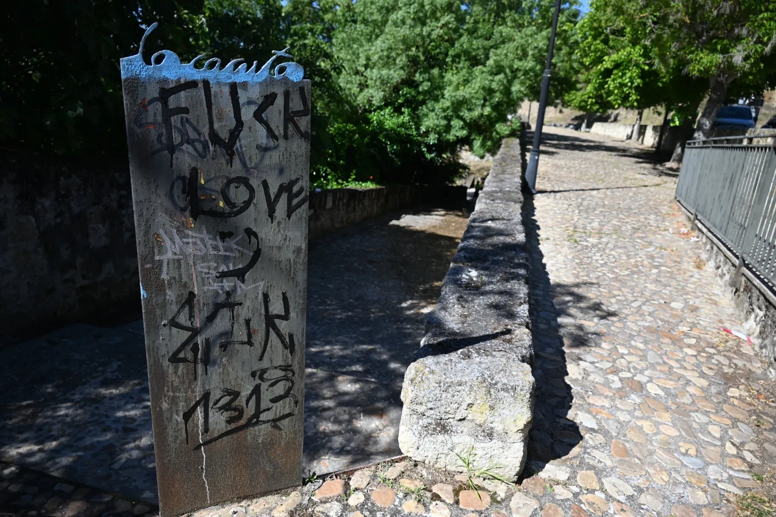 Foto 4 - Urbaser retira las pintadas vand&aacute;licas en el paraje de Los Ca&ntilde;itos 