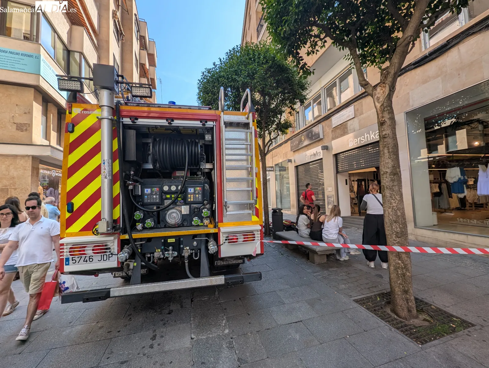 Susto en pleno centro de Salamanca por el incendio del letrero de una conocida tienda | FOTOS: David Sañudo