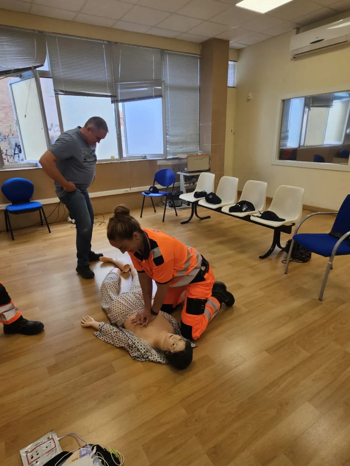 Foto 4 - Voluntarios de Protecci&oacute;n Civil participan en un taller de RCP ofrecido por el Centro de Salud