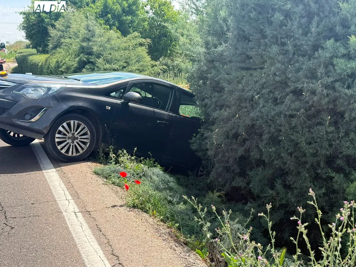 Susto en la carretera de  Aldealengua: un coche sin freno de mano cruza la calzada sin control. Foto de Vanesa Martins